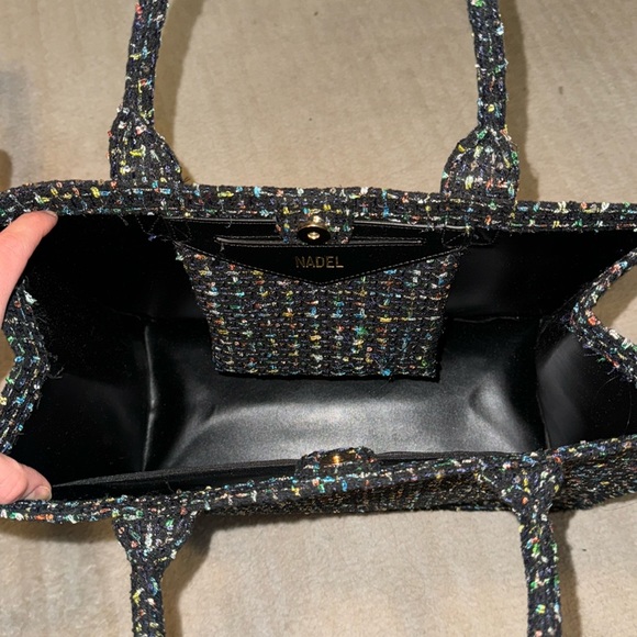 Medium to large tote bag with small pocket and bag divider. - Picture 4 of 6